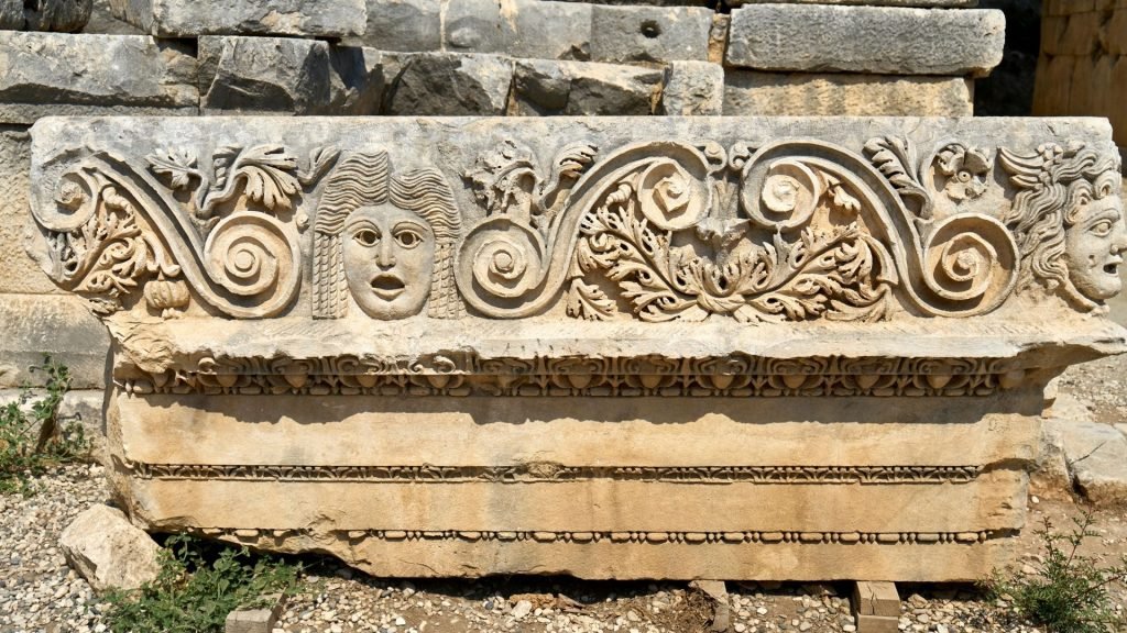 Myra Kaya Mezarları ve Kadın Betimlemeleri