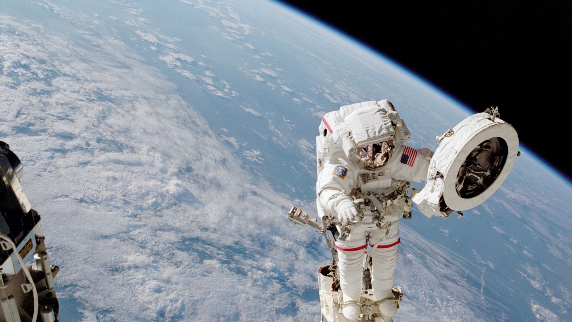 NASA Astronotları 6.5 Saatlik Uzaydaki Yürüyüşe Başladı